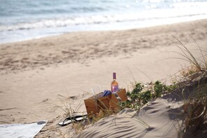 在附近的私人海滩、白沙、沙滩椅、海滩遮阳伞