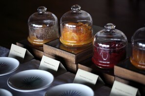 Café da manhã com buffet grátis todos os dias