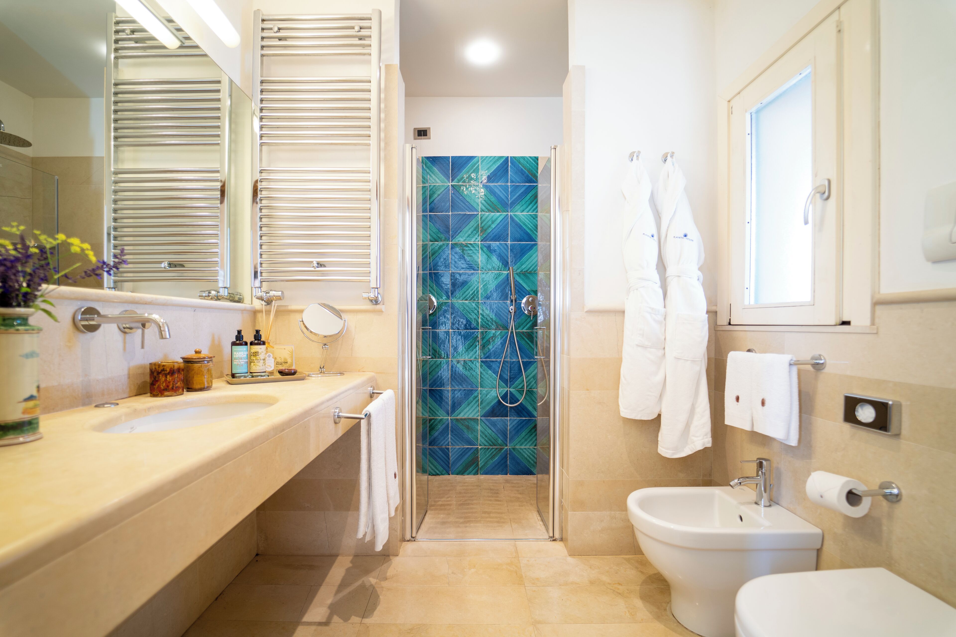 twin room, dépendance | bathroom | combined shower/bathtub, rainfall showerhead, free toiletries