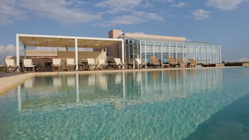 Piscine extérieure, parasols de plage, chaises longues