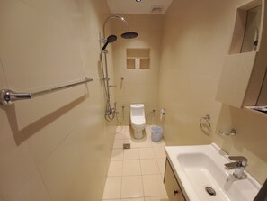 Shower, towels - Sur Hotel (Sur)