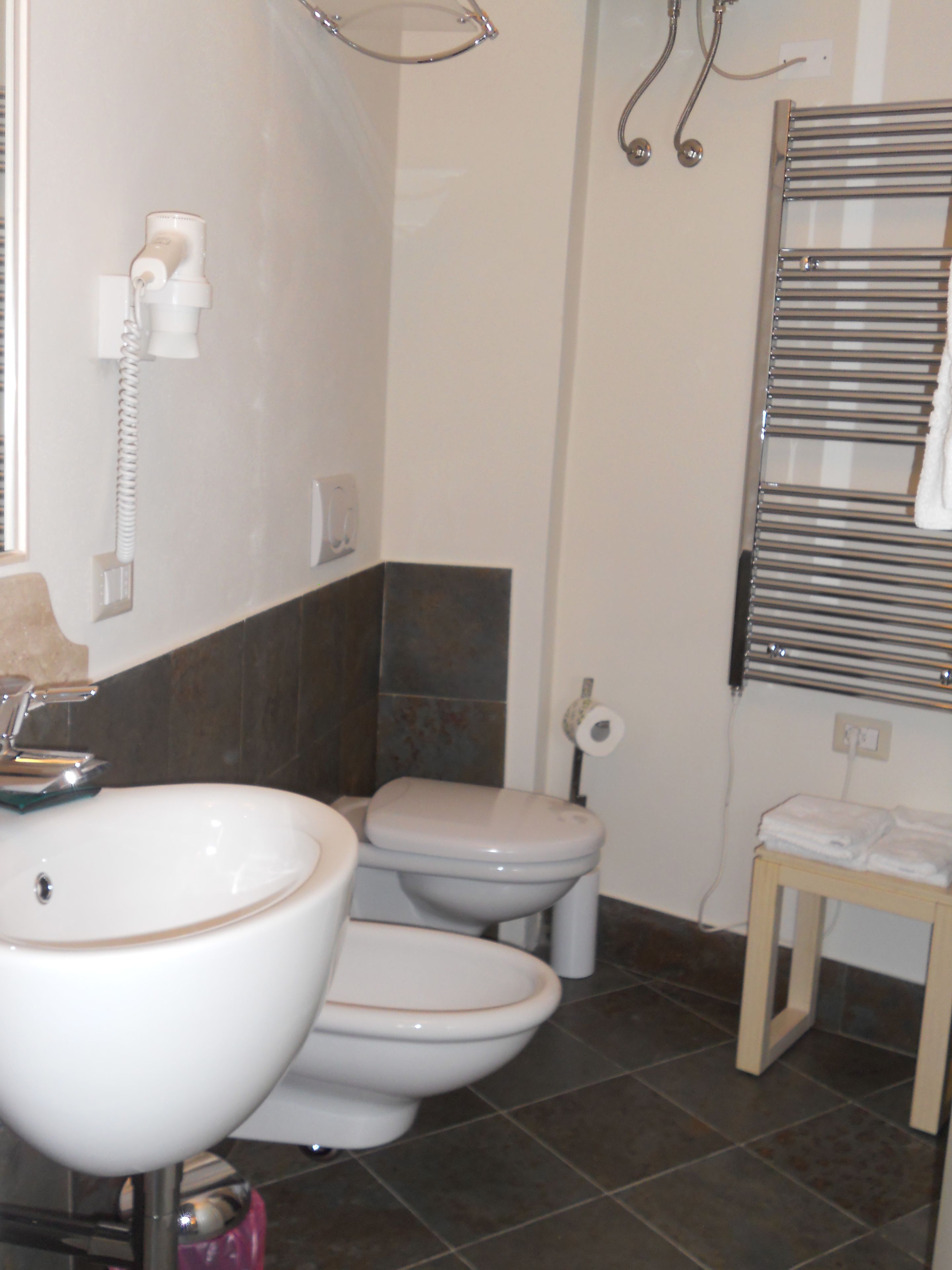 Une salle de bain avec un lavabo, des toilettes et une douche.