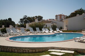 Outdoor pool, pool umbrellas - Apartamentos Turísticos Marsol (Lagos)