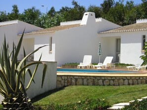 Outdoor pool, pool umbrellas - Apartamentos Turísticos Marsol (Lagos)