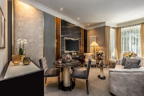 Suite (The Glamour)