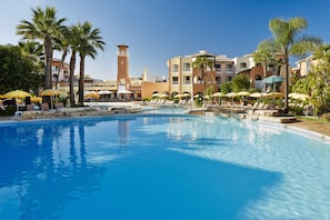 Innenpool, Außenpool, Sonnenschirme, Liegestühle