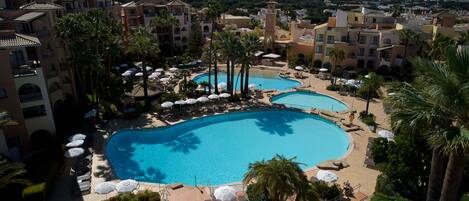 Piscine couverte, 2 piscines extérieures, parasols de plage