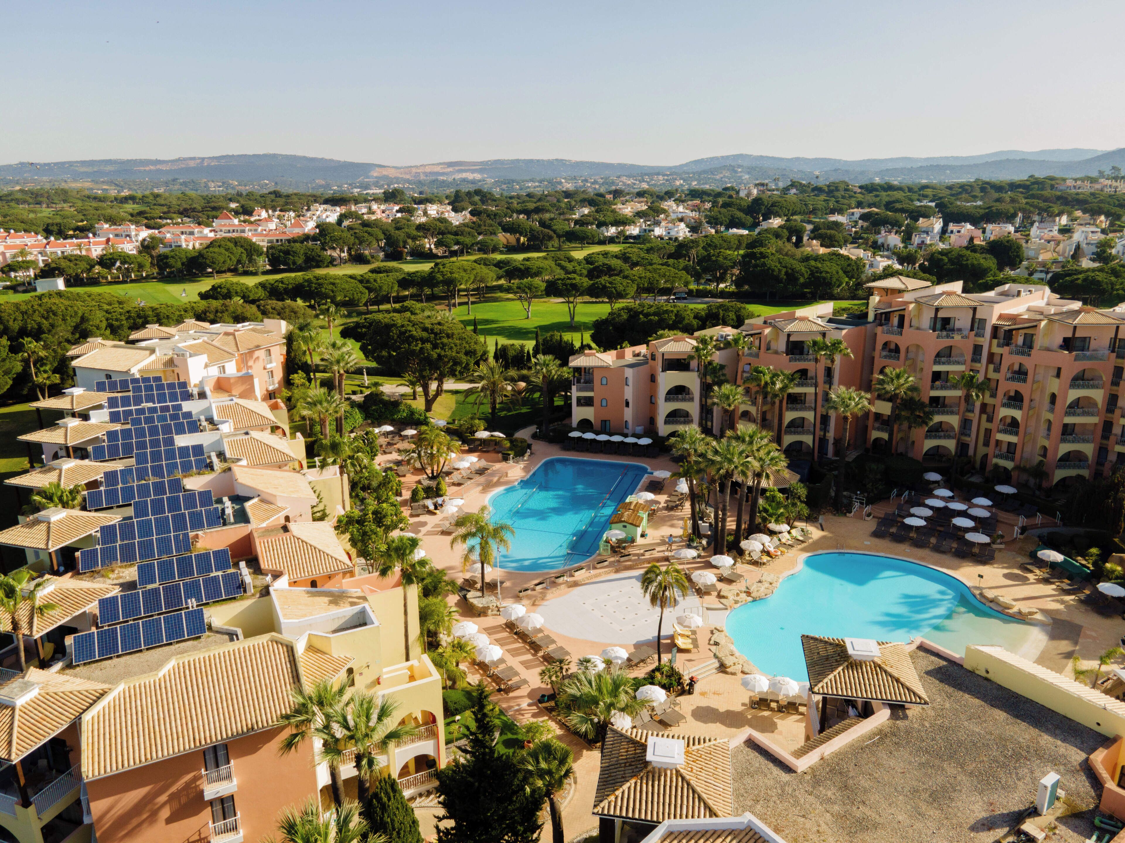 Piscine intérieure, piscine extérieure, parasols, chaises longues