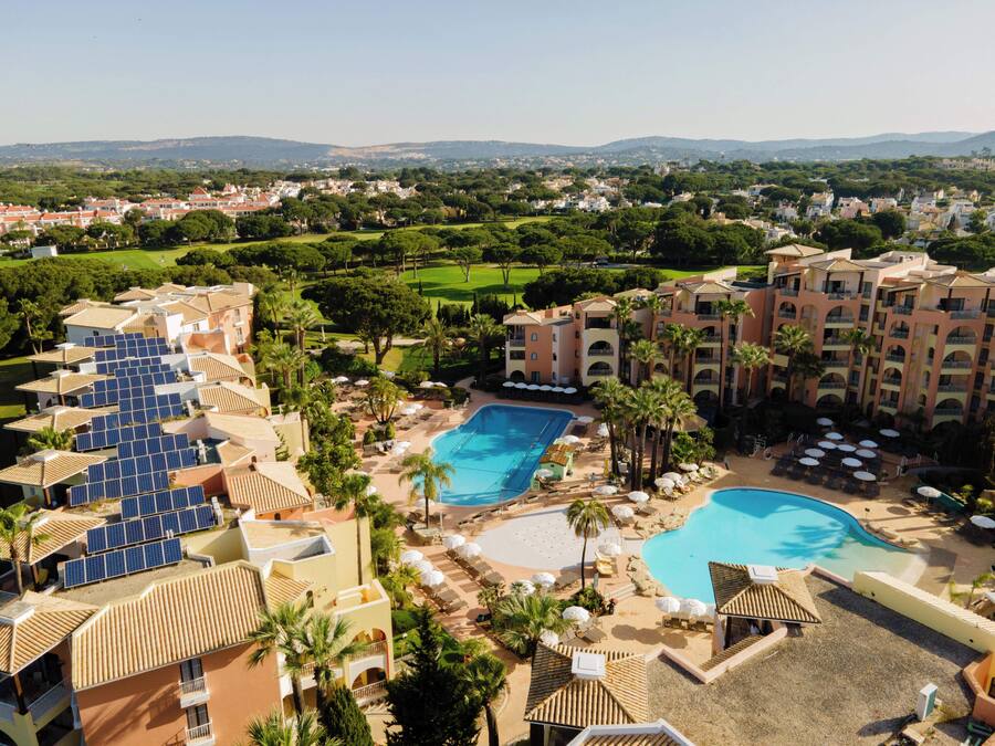 Piscina interna, piscina externa, guarda-sóis, espreguiçadeiras