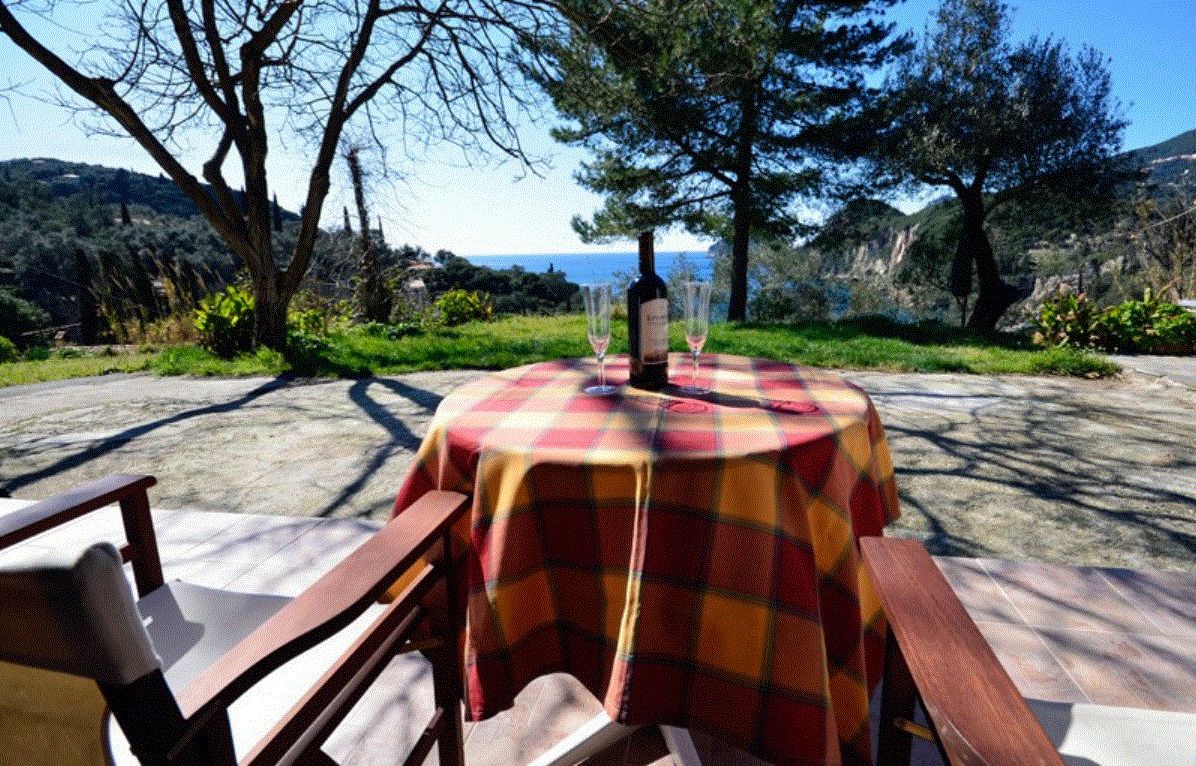 Petit déjeuner et dîner servis sur place