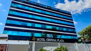 A modern hotel building with a sign reading "HOTEL CENTRAL PLAZA". - Hotel Central Plaza Medellin (Itagüí)