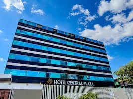 Un moderno edificio de hotel con un letrero que dice "HOTEL CENTRAL PLAZA".