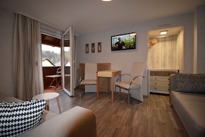 Suite, 1 chambre, balcon, vue montagne | Coin séjour | Télévision à écran plat