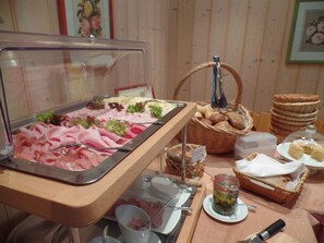 Free daily buffet breakfast  - Hotel Gasthof Roseneck (Wallenfels)