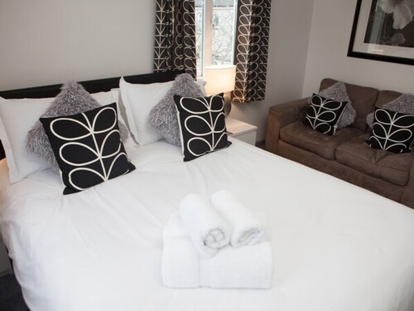 غرفة مزدوجة (Room 2) | بديكورات فريدة لكل غرفة وطراز فريد لكل وحدة ومكواة/لوح كي