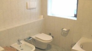 Standard Double or Twin Room, Garden View | Bathroom - B&B Villa Patrizia (Casnate Con Bernate)