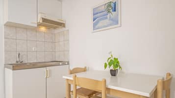 Réfrigérateur, plaque de cuisson, bouilloire électrique