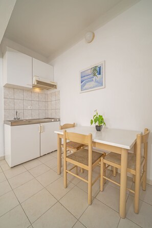 冰箱、炉灶、电热水壶、厨具/餐具