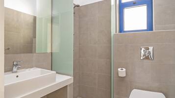 Economy studio (for 2) | Badkamer | Een douche, een haardroger, handdoeken, toiletpapier