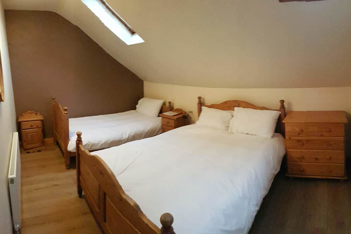 Habitación triple económica, baño compartido | Ropa de cama de alta calidad, camas con pillow-top y escritorio