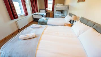 Familieværelse - privat badeværelse - havudsigt | Premium-sengetøj, senge med topmadrasser, skrivebord