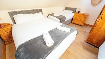 Chambre Triple, salle de bains commune | Literie de qualité supérieure, surmatelas, bureau