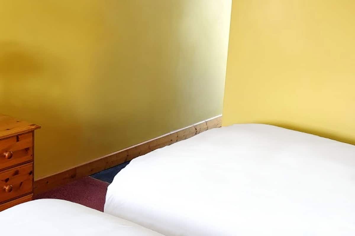 Habitación triple, baño privado, vista al mar | Ropa de cama de alta calidad, camas con pillow-top y escritorio