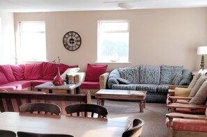 Chambre Familiale, salle de bains attenante, vue mer | Bar lounge