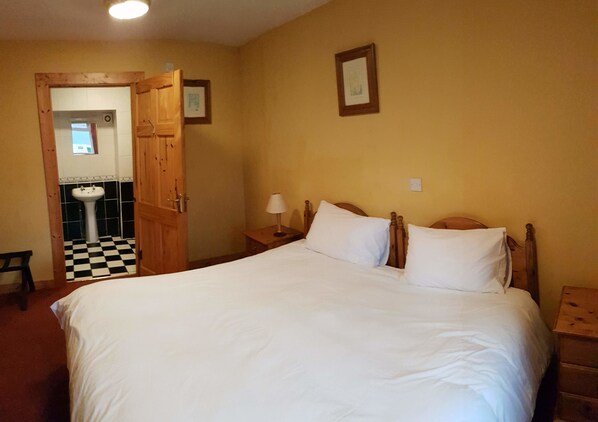 Chambre Double, salle de bains privée, vue mer | Literie de qualité supérieure, surmatelas, bureau