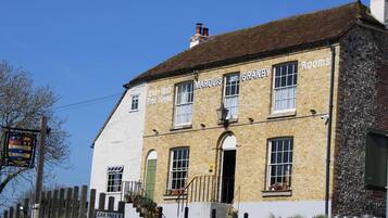 Un edificio con la insegna "Marquis of Granby" e "Est. 1810 Free House", che indica si tratta di un locale storico.