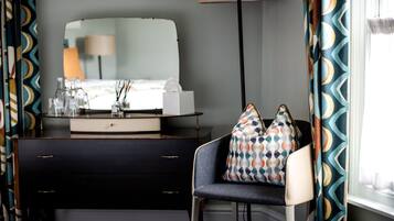 Suite | In-room safe, individually decorated, individually furnished, desk