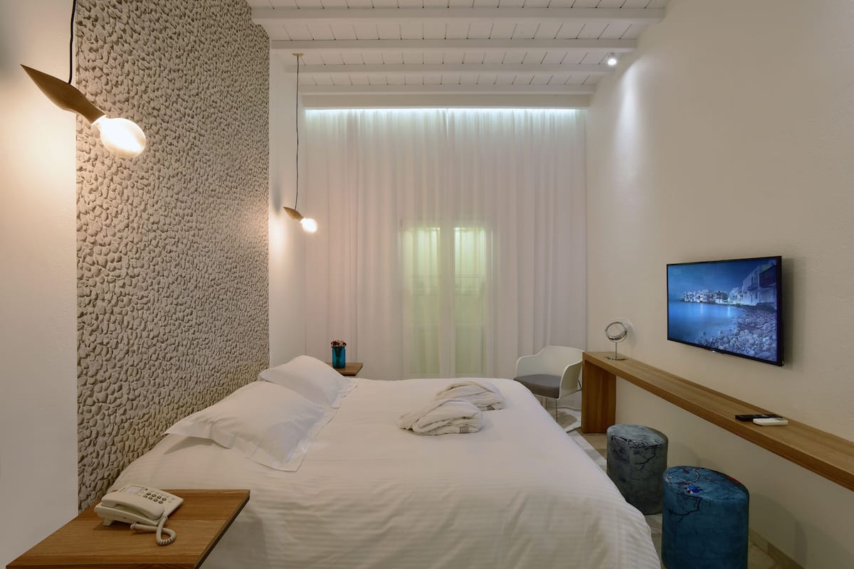 Premium bedding, down comforters, minibar, in-room safe