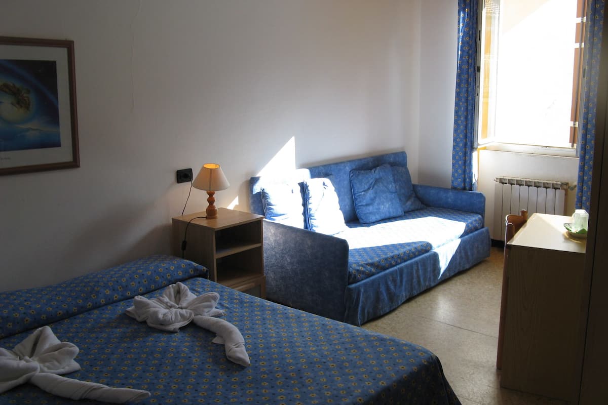 Standard Triple Room | Cribs (free), WiFi (free)