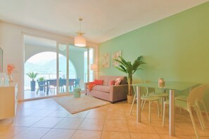 Leilighet – superior, 2 soverom, utsikt mot innsjø, ved innsjø | Oppholdsområde