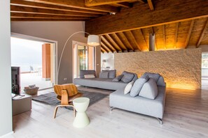 Luksusleilighet, 4 soverom, ikke-røyk, utsikt mot innsjø | Oppholdsrom