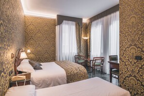 Quarto triplo superior, sacada (Dependance) | Frigobar, cofres nos quartos, escrivaninha