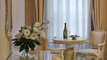 Minibar, coffres-forts dans les chambres, bureau