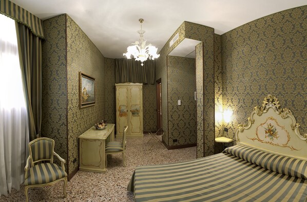 Frigobar, cofres nos quartos, escrivaninha