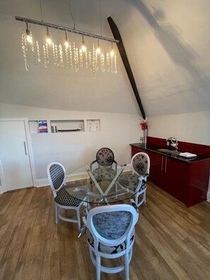 Leilighet, eget bad (Top floor)