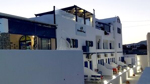Un edificio blanco con varios balcones y un letrero que dice 'Hotel'.