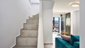 Un interior moderno con una escalera que conduce a un comedor.