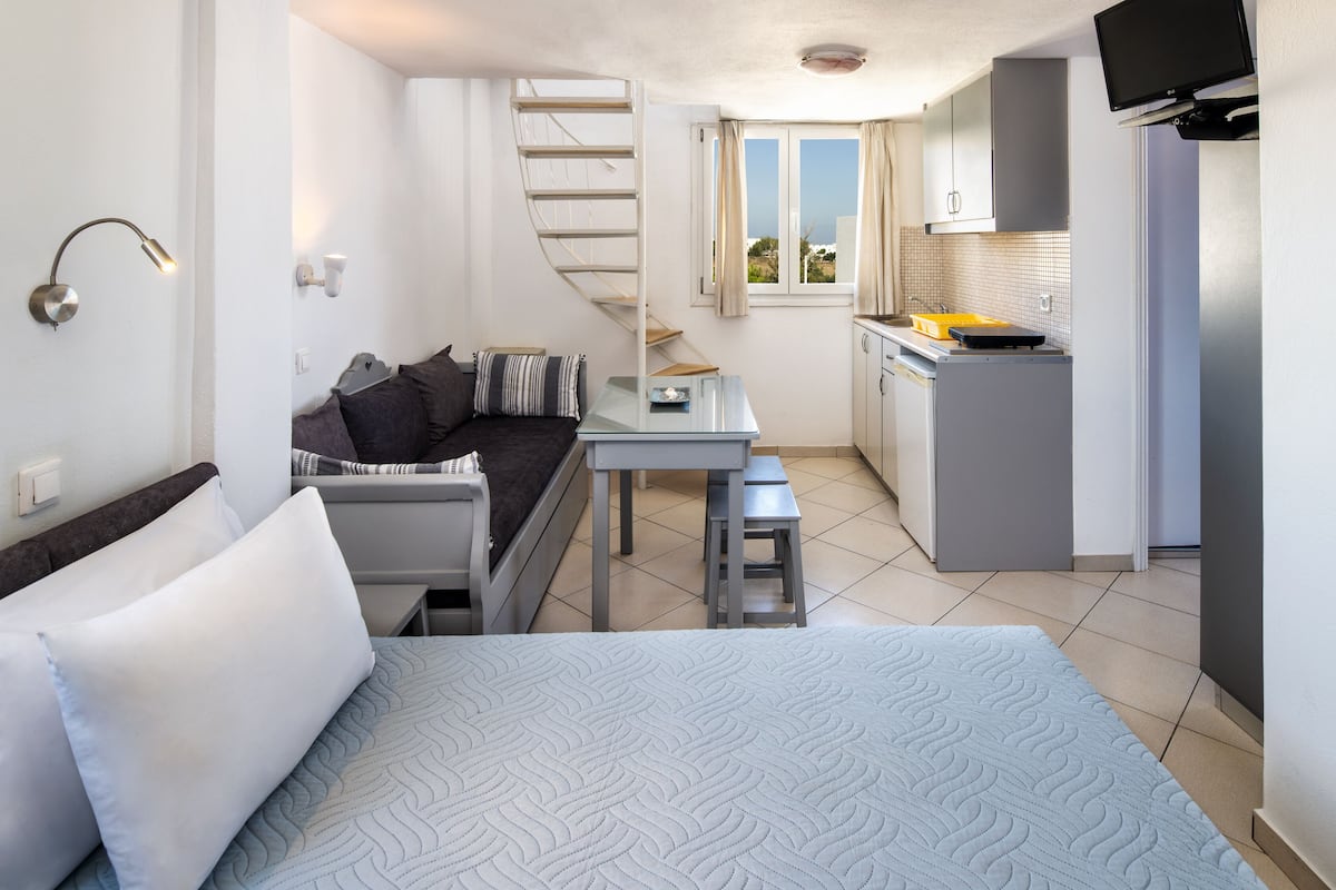 Family Apartment (maisonette) | Private kitchen | Fridge, stovetop, electric kettle, cookware/dishes/utensils