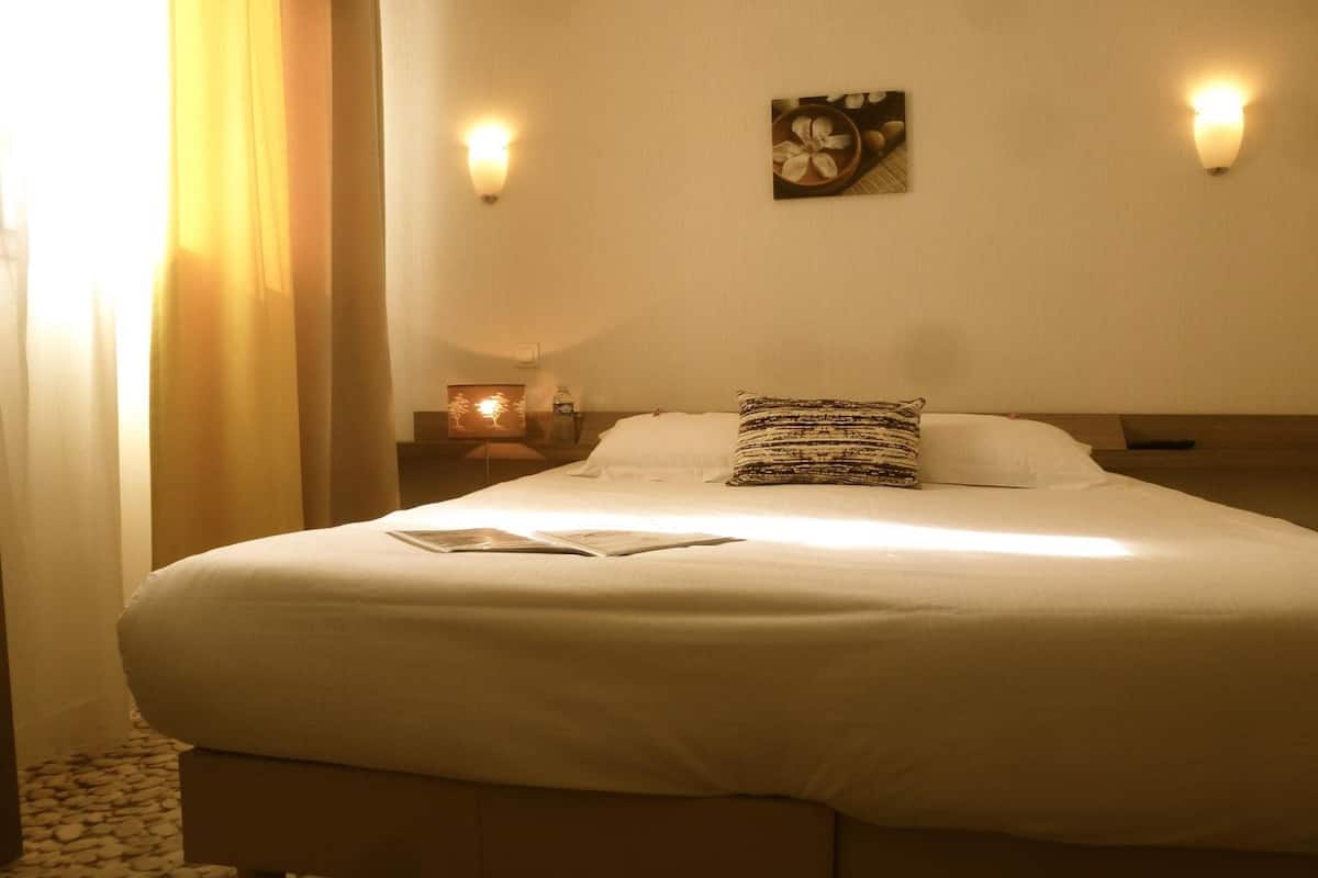 premium bedding, in-room safe, desk, soundproofing