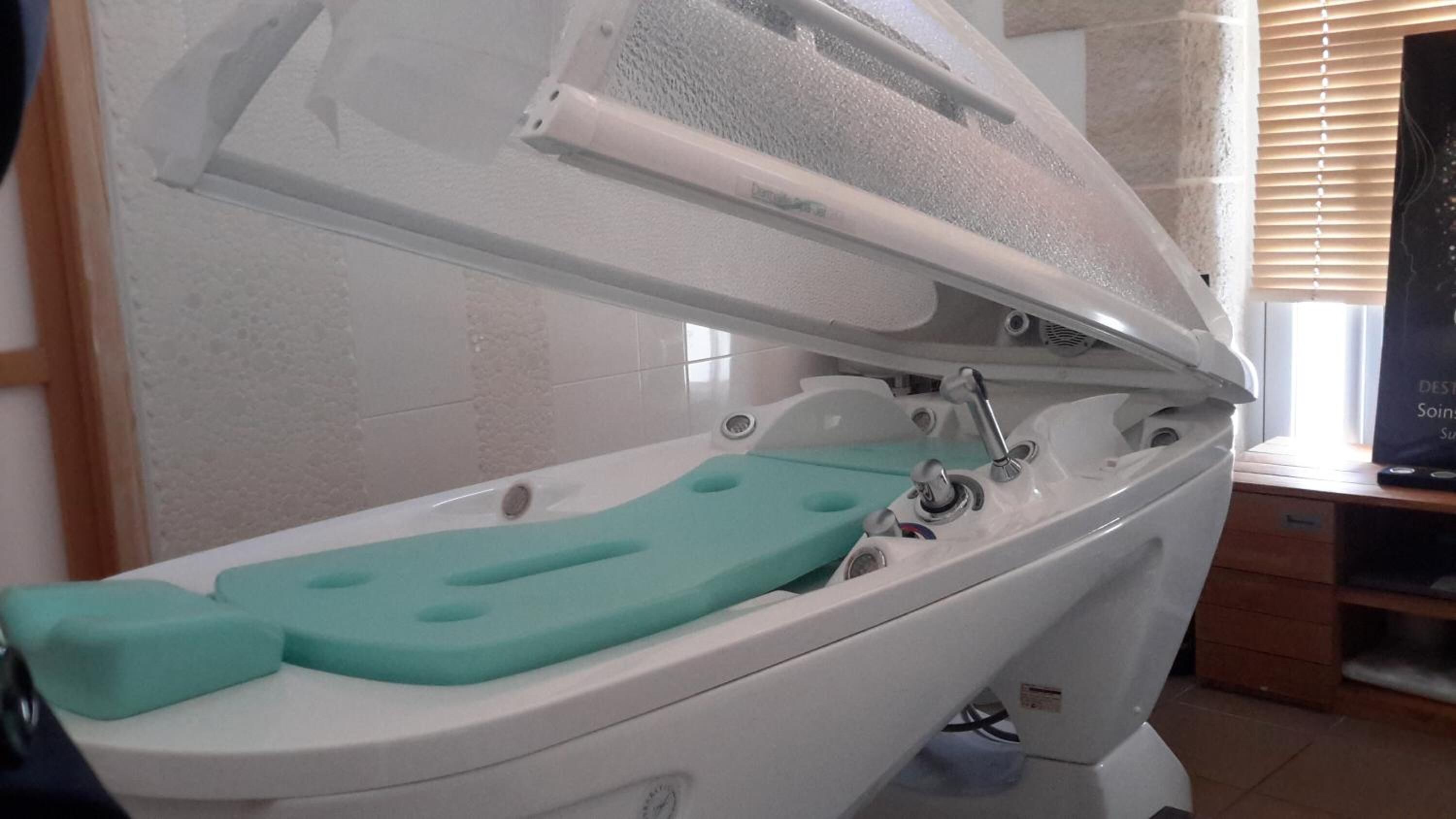 sauna, body treatments, hydrotherapy, deep-tissue massages, body wraps