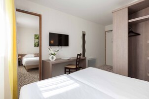 Ropa de cama de alta calidad y caja de seguridad en la habitación 