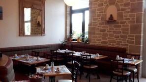 Se ofrece un desayuno bufé (13 EUR por persona)