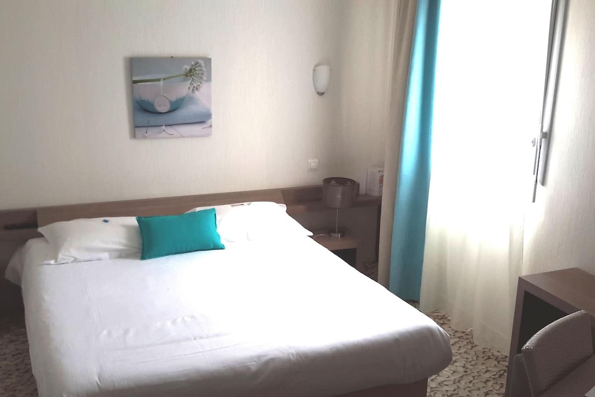 premium bedding, in-room safe, desk, soundproofing