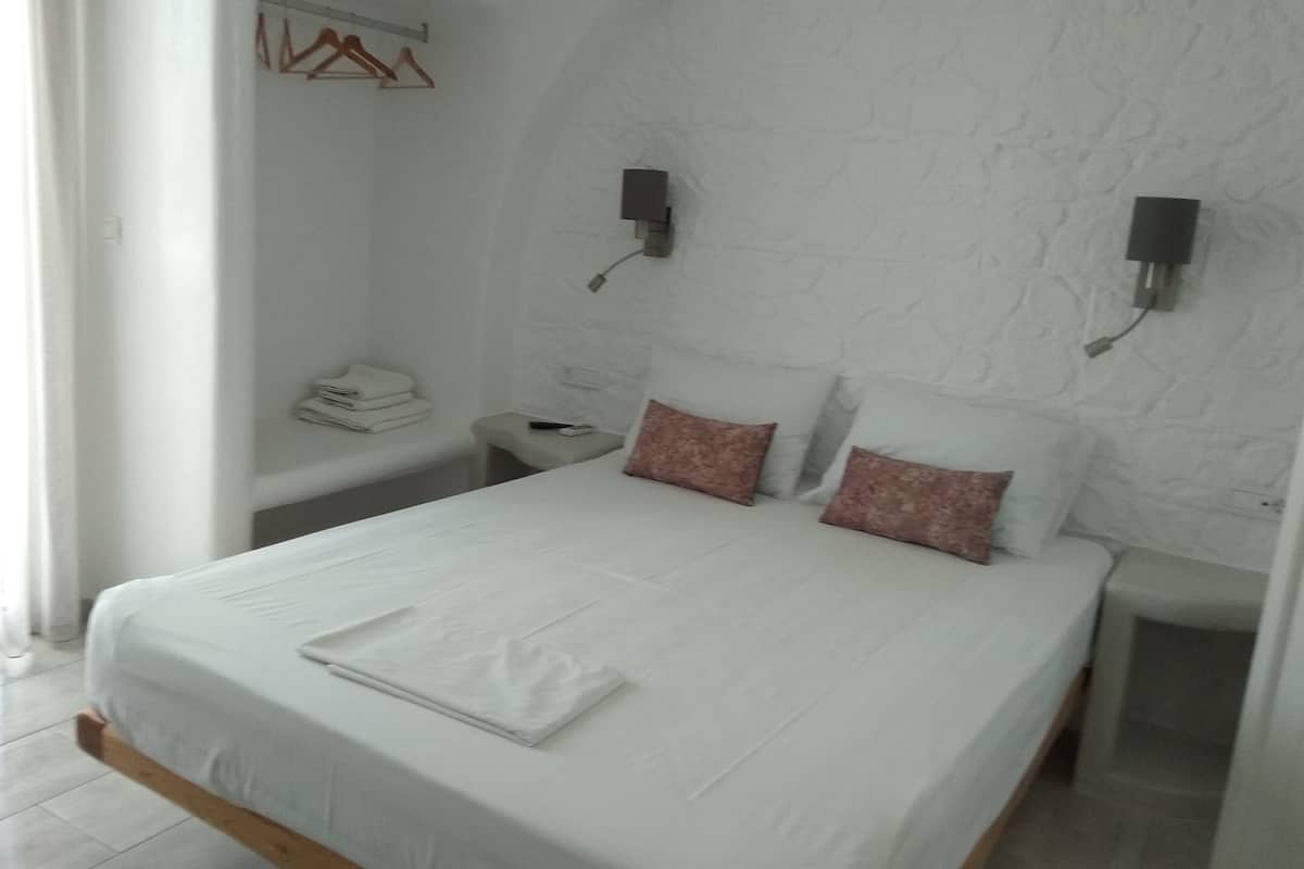 Deluxe Apartment | Cribs (free), WiFi (free), bed sheets