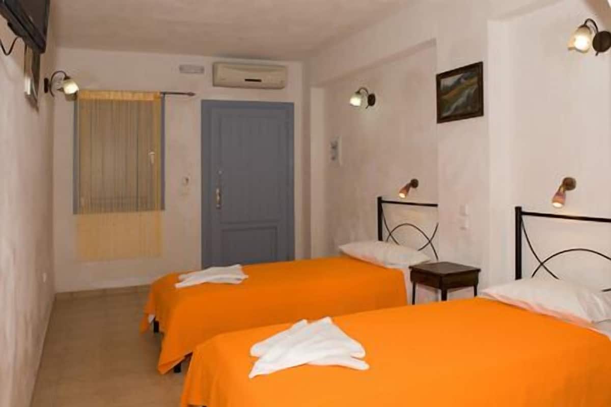 Habitación familiar, 2 habitaciones, vista a la alberca | Insonorización, wifi gratis y ropa de cama