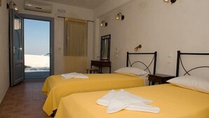Soundproofing, WiFi (free), bed sheets - Villa Murano (Santorini)
